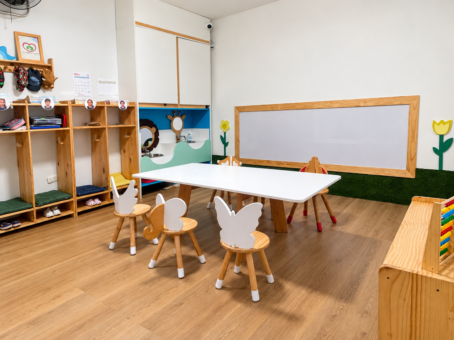 Ambiente Montessori preparado, luminoso y acogedor